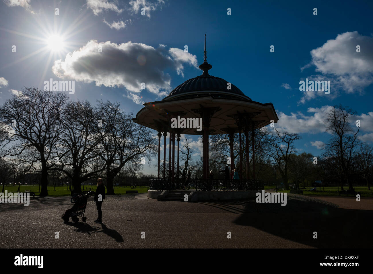 London, UK. 21. März 2014. Die Frühlings-Tagundnachtgleiche bringt blühenden Narzissen, grüne Triebe und blauen Himmel in Clapham Common, London, UK 21. März 2014. Bildnachweis: Guy Bell/Alamy Live-Nachrichten Stockfoto