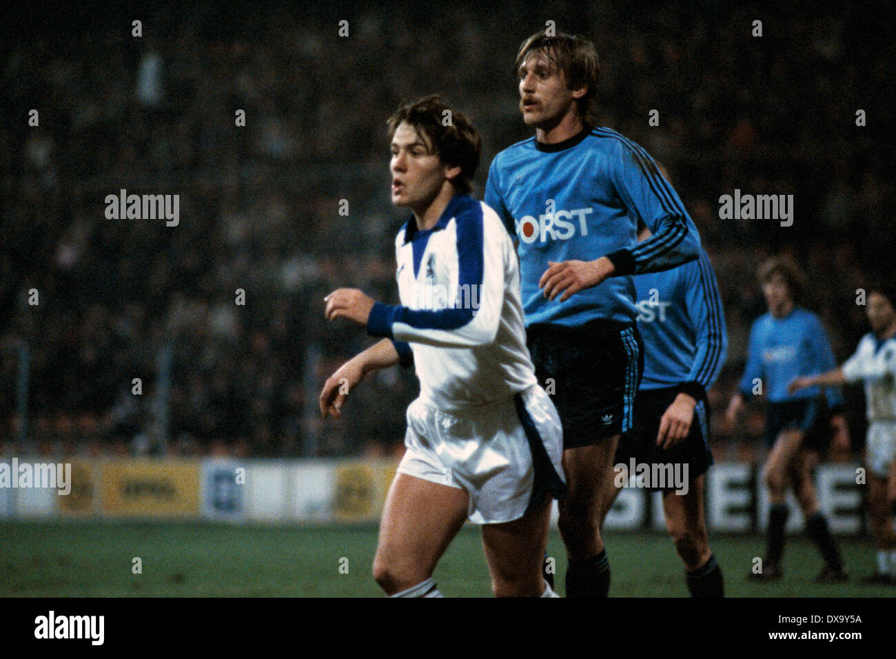 Fußball, Bundesliga, 1980/1981, Ruhrstadion, VfL Bochum gegen TSV 1860 München 4:1, Szene des Spiels, Uwe Schreml (1860) links und Kurt Pinkall (VfL) Stockfoto