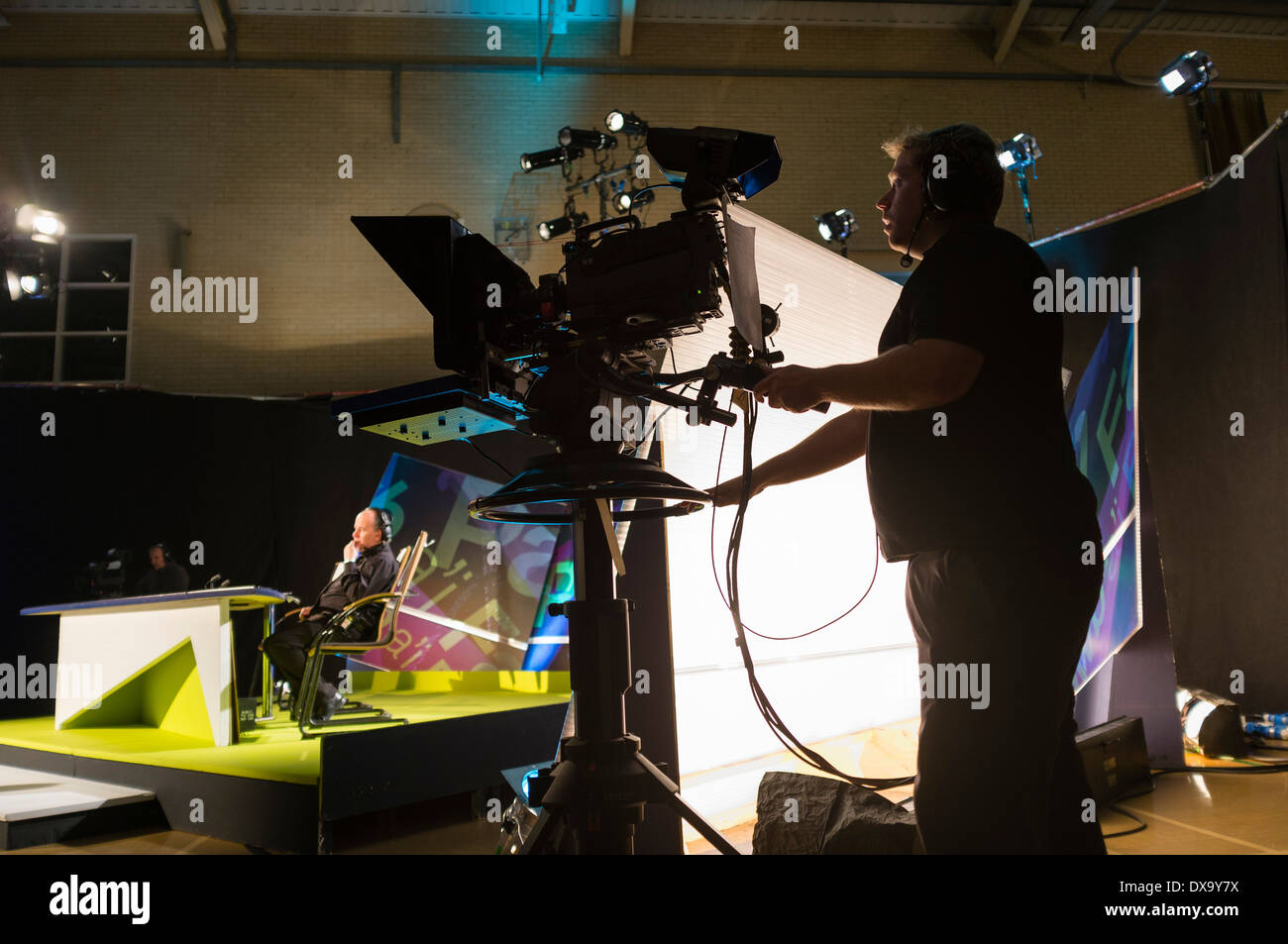 Eine professionelle TV-Kameramann arbeitet in einem Fernsehstudio Betrieb eine Videokamera für BBC/S4C Wales UK broadcast Stockfoto