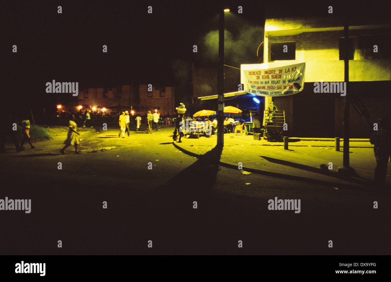 Nachtleben auf der Straße, Yopougon Township, gegenüber von Abidjan, Elfenbeinküste, Afrika Stockfoto