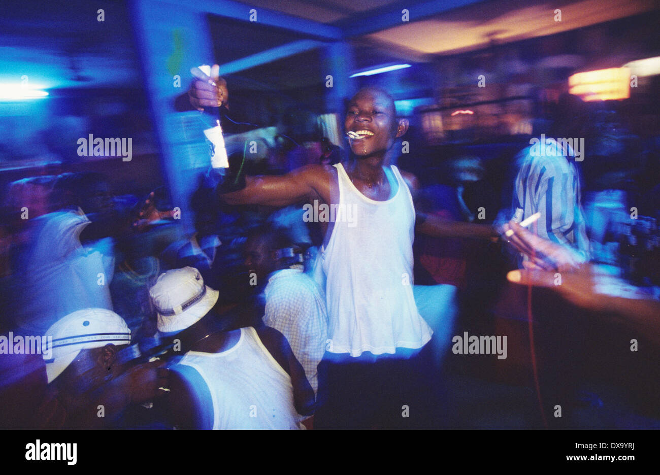 Nachtclub, Yopougon Township, gegenüber von Abidjan, Elfenbeinküste, Afrika Stockfoto