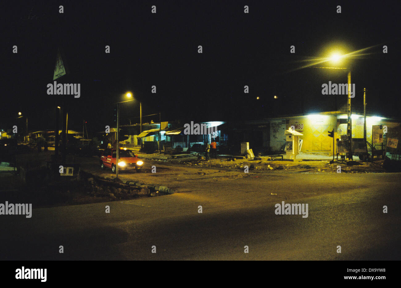 Verlassene Straße nachts Yopougon Township, gegenüber von Abidjan, Elfenbeinküste, Afrika Stockfoto