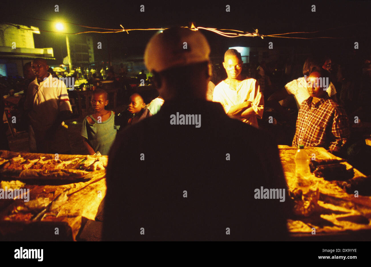 Fastfood Fleisch Marktstand nachts Yopougon Township, gegenüber von Abidjan, Elfenbeinküste, Afrika Stockfoto
