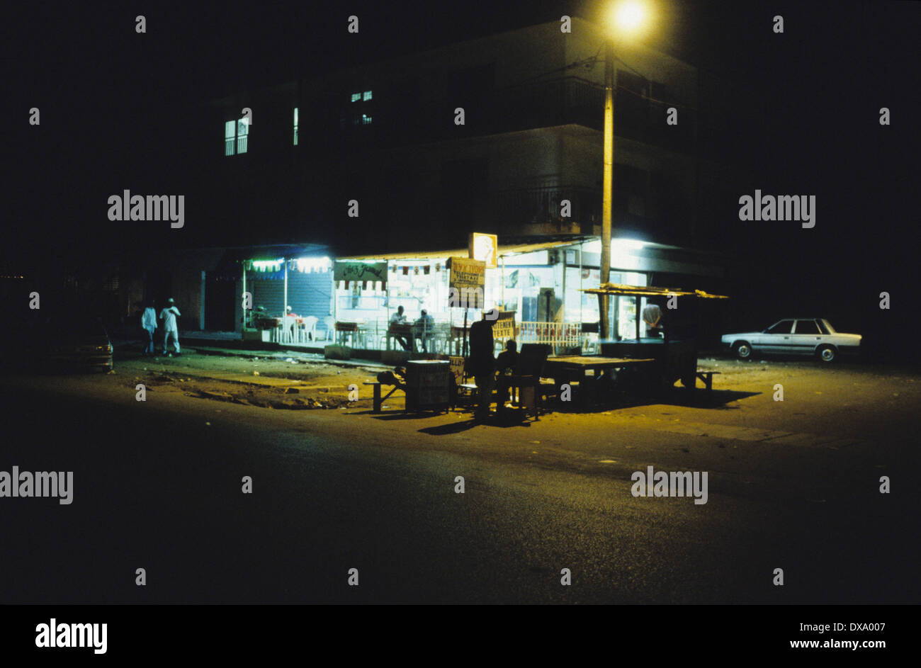 Nacht-Szene Straße, Yopougon Township, gegenüber von Abidjan, Elfenbeinküste, Afrika Stockfoto