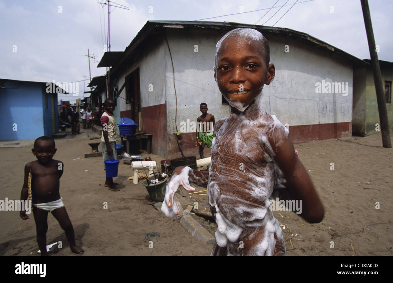 Waschen in der Straße, Yopougon Township, gegenüber von Abidjan, Elfenbeinküste, Afrika Stockfoto