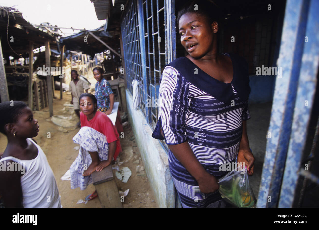 Frauen im Marktplatz, Yopougon Township, gegenüber von Abidjan, Elfenbeinküste, Afrika Stockfoto