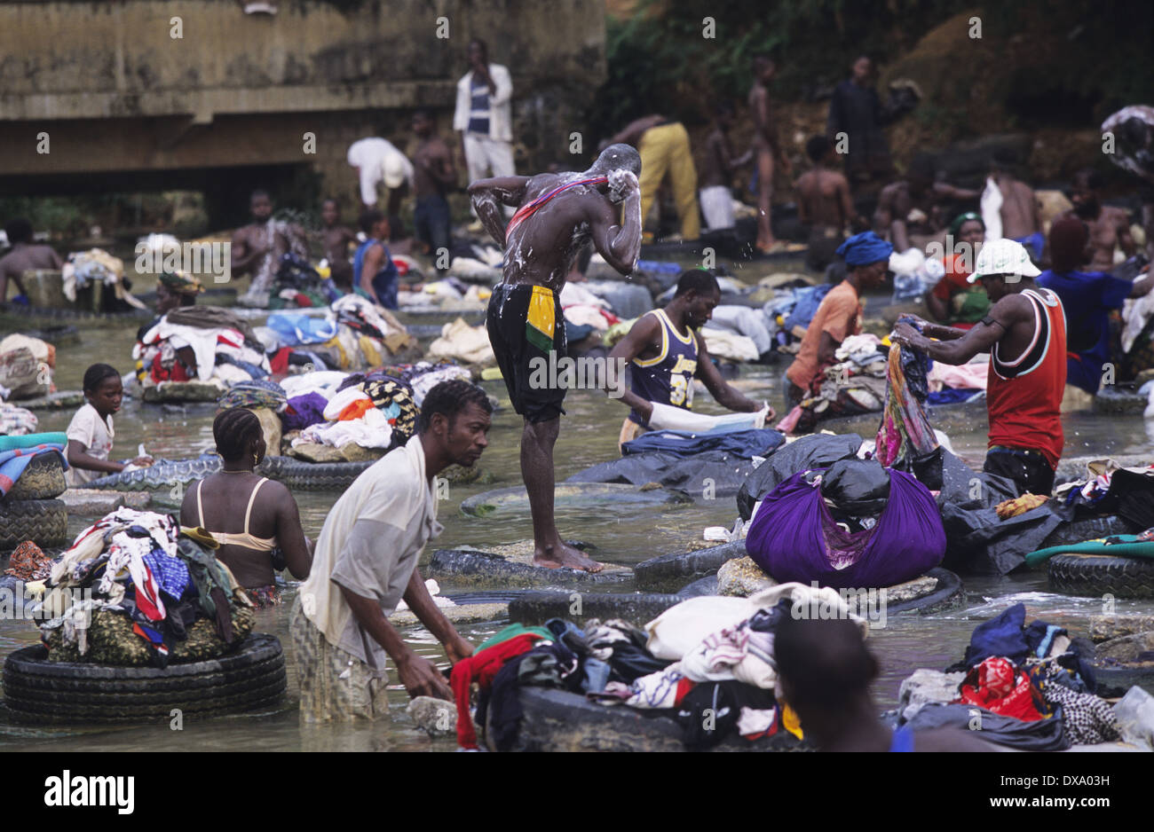 El Banco kommunale Kleidung waschen, Yopougon Township, gegenüber von Abidjan, Elfenbeinküste, Afrika Stockfoto