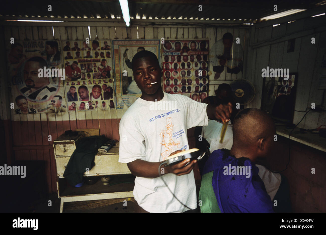 Mens Barbiere Yopougon Township, gegenüber von Abidjan, Elfenbeinküste, Afrika-shop Stockfoto