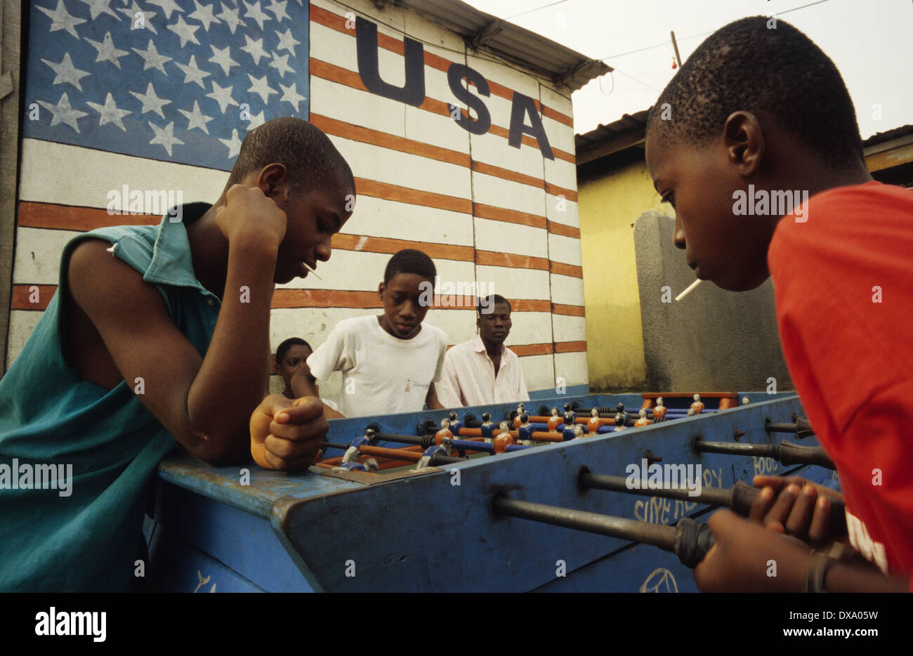 Kinder spielen Fußball unter amerikanischer Flagge Wandbild, Yopougon Township, gegenüber von Abidjan, Elfenbeinküste, Afrika Stockfoto