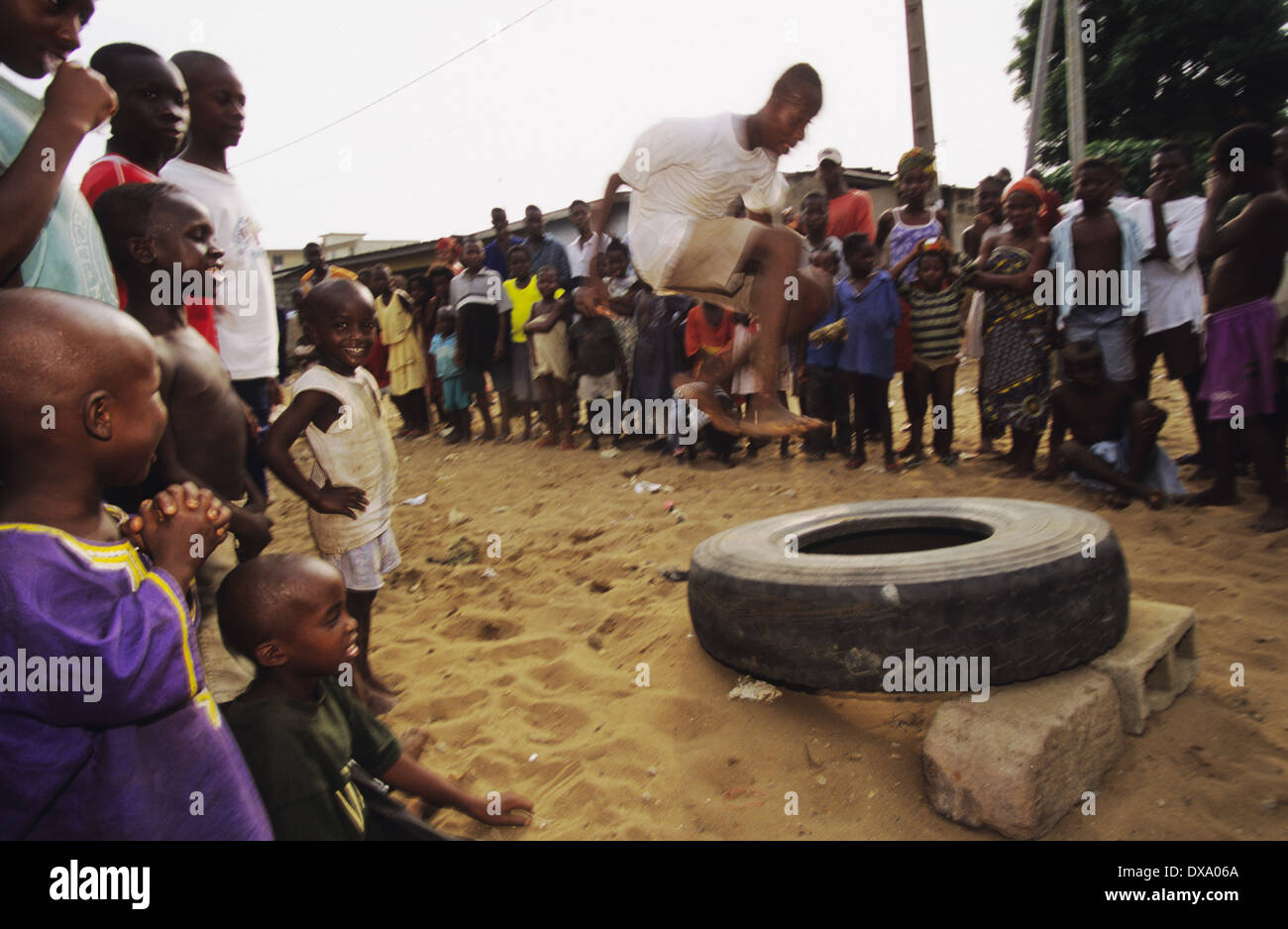 Leben auf der Straße, Yopougon Township, gegenüber von Abidjan, Elfenbeinküste, Afrika Stockfoto