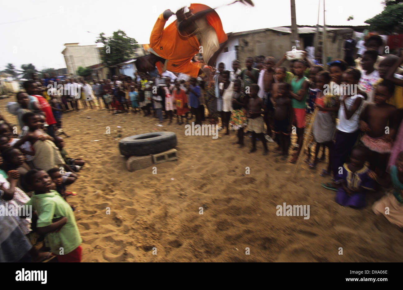Leben auf der Straße, Yopougon Township, gegenüber von Abidjan, Elfenbeinküste, Afrika Stockfoto
