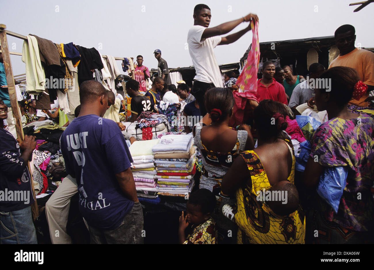 Verkauf von Kleidung, Street Life, Yopougon Township, gegenüber von Abidjan, Elfenbeinküste, Afrika Stockfoto