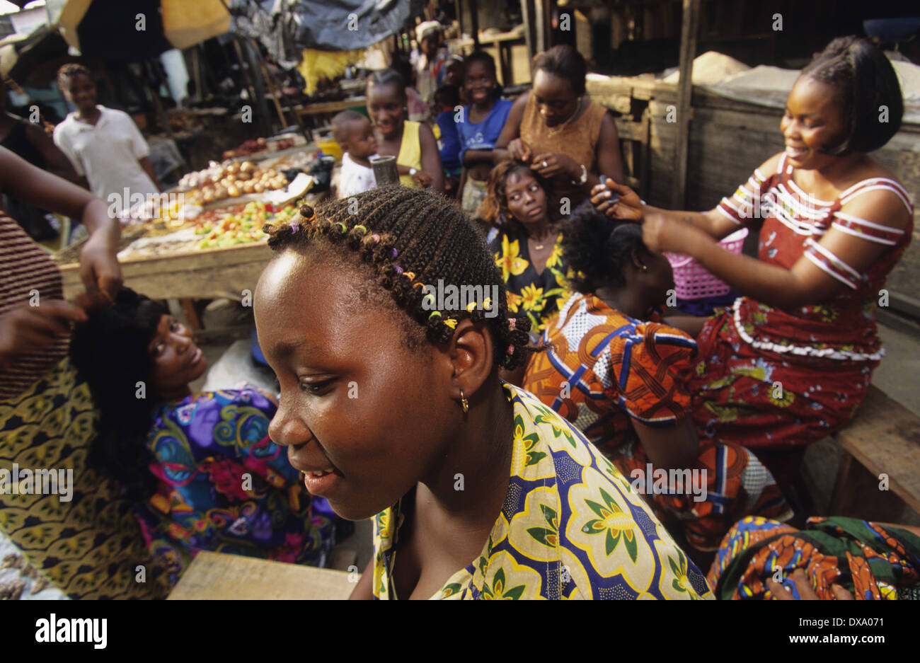 Friseure, Street Life, Yopougon Township, gegenüber von Abidjan, Elfenbeinküste, Afrika Stockfoto