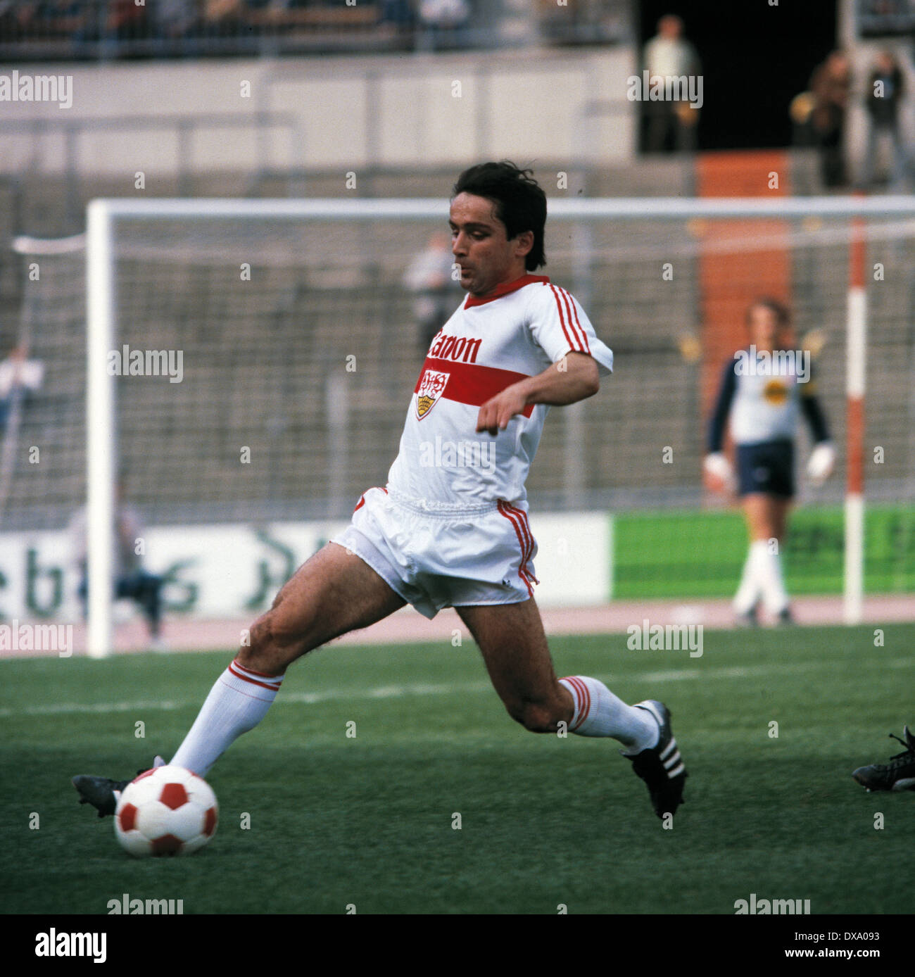 Fußball, Bundesliga, 1980/1981, Rheinstadion, Fortuna Düsseldorf gegen VfB Stuttgart 3:1, Szene des Spiels, Ylias Tuefekci (Stuttgart) in Ballbesitz Stockfoto