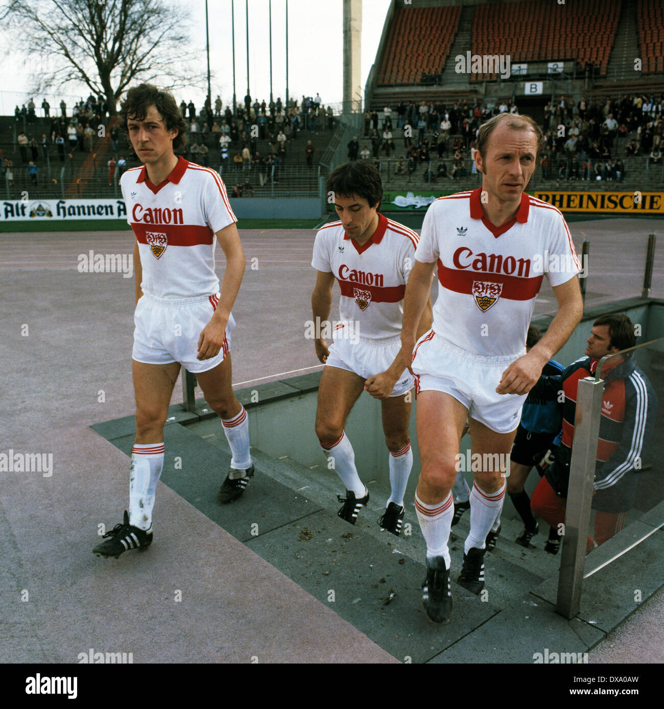 Fußball, Bundesliga, 1980/1981, Rheinstadion, Fortuna Düsseldorf gegen VfB Stuttgart 3:1, laufen in der zweiten Hälfte, v.l.n.r.: Karl Allgoewer (Stuttgart), Alexander Szatmari (Stuttgart), Erwin Hadewicz (Stuttgart) Stockfoto