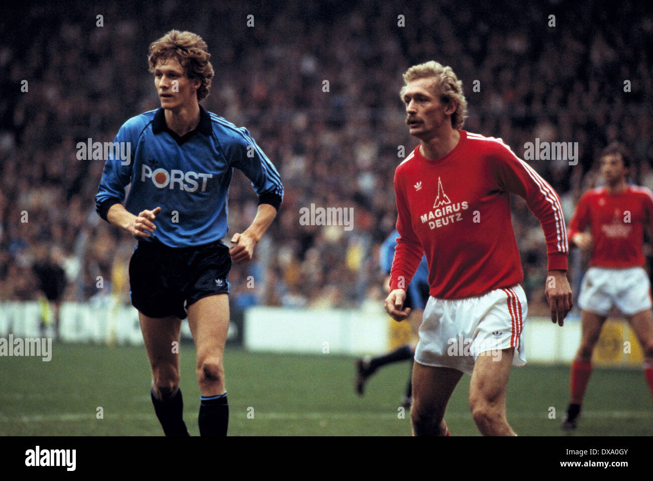 Fußball, Bundesliga, 1980/1981, Ruhrstadion, VfL Bochum gegen FC Bayern München 1:3, Szene des Spiels, Michael Jakobs (VfL) links und Hans Weiner (FCB) Stockfoto