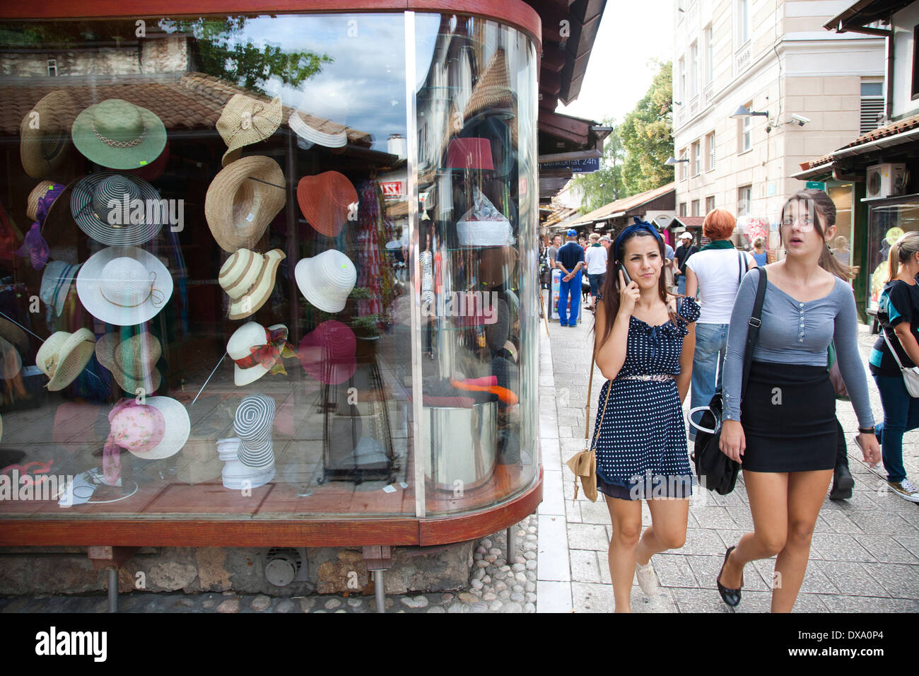 Hüte Shop, Ferhadija Straße, Bascarsija, Sarajevo, Bosnien und Herzegowina, Europa Stockfoto
