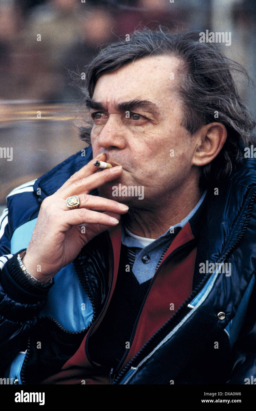 Fußball, Bundesliga, 1981/1982, Wedau Stadion, MSV Duisburg vs. Hamburger SV 1:2, Trainer Ernst Happel (HSV) raucht eine Zigarette auf der coaching Bank Stockfoto