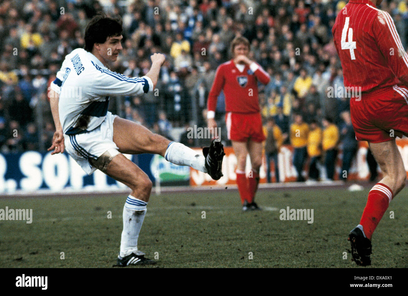 Fußball, Bundesliga, 1981/1982, Wedau Stadion, MSV Duisburg vs. Hamburger SV 1:2, Szene des Spiels, Schüsse aufs Tor von Thomas Kempe (Duisburg) Stockfoto