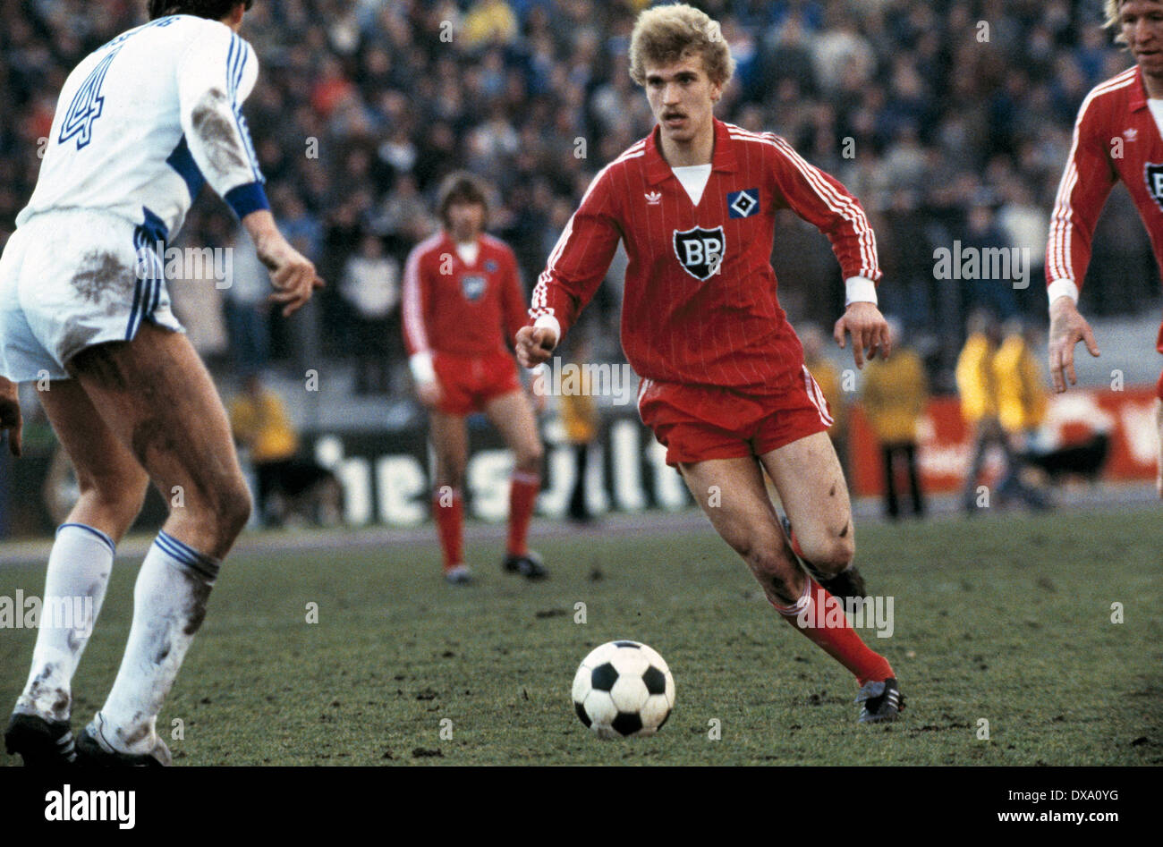 Fußball, Bundesliga, 1981/1982, Wedau Stadion, MSV Duisburg vs. Hamburger SV 1:2, Szene des Spiels, Thomas von Heesen (HSV) in Ballbesitz Stockfoto