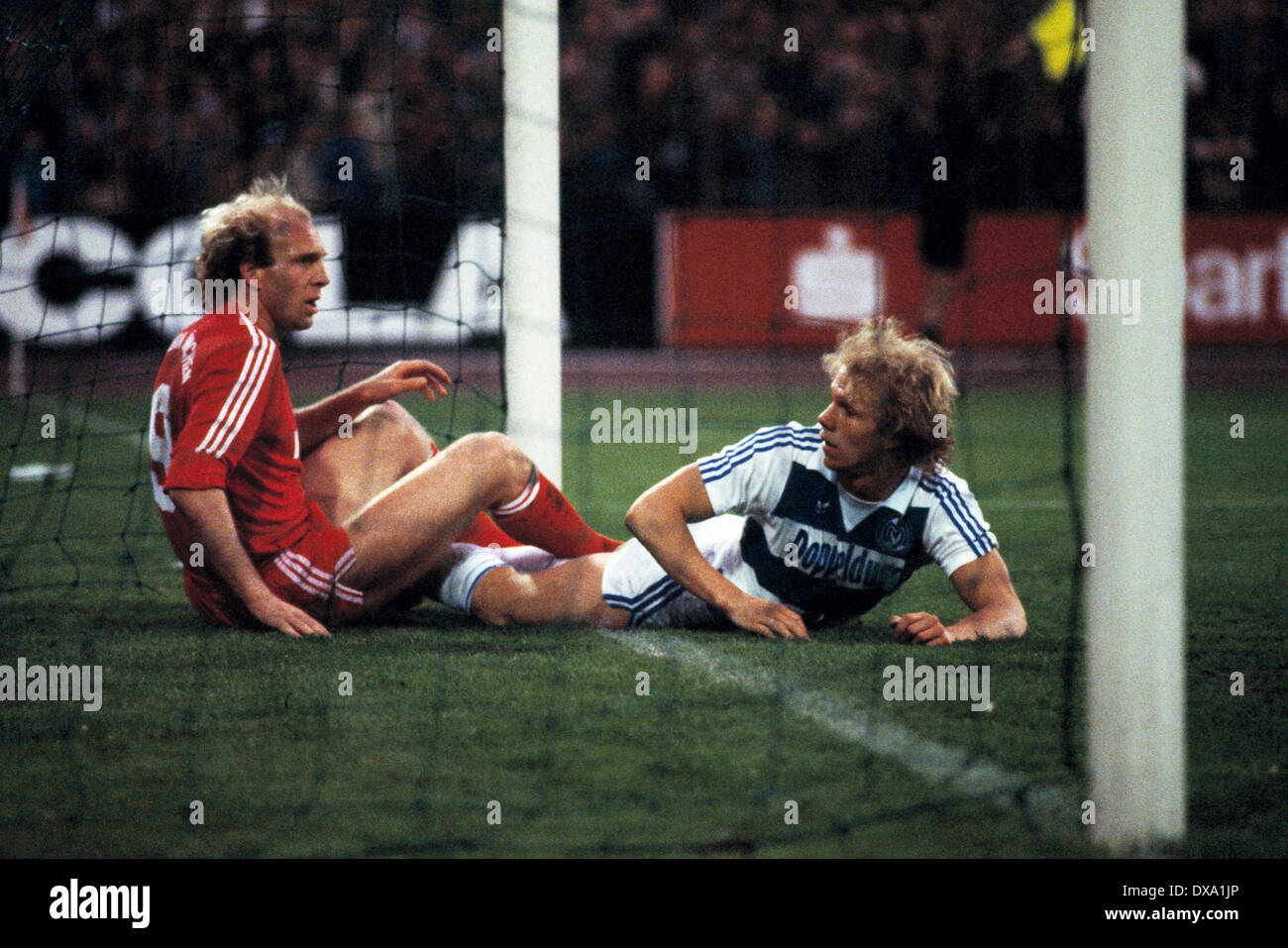 Fußball, Bundesliga, 1981/1982, Wedau Stadion, MSV Duisburg gegen FC Bayern München 2:3, Szene des Spiels, Dieter Hoeneß (FCB) links und Dietmar Schacht (MSV) auf Grund gelaufen Stockfoto