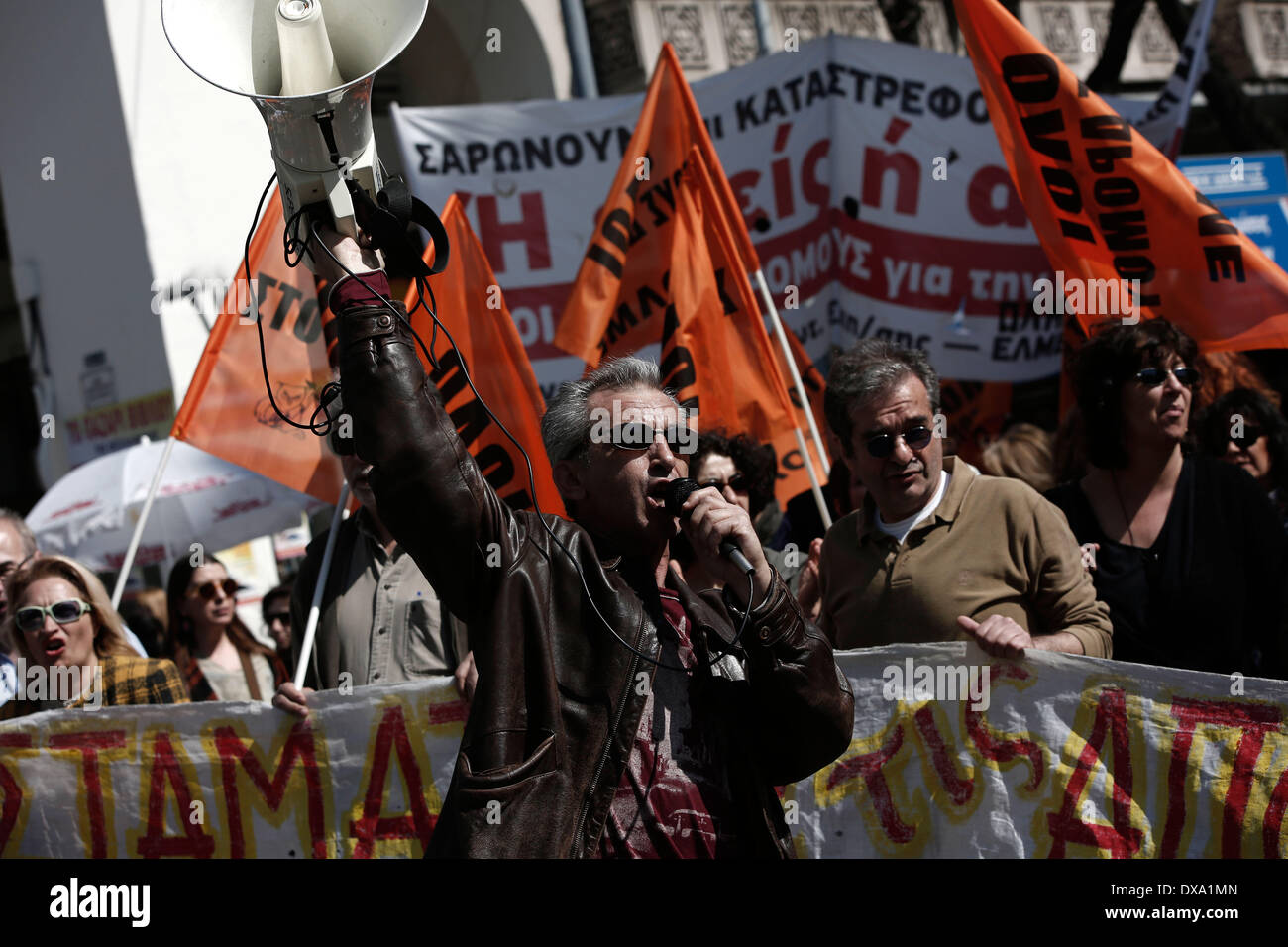 Thessaloniki, Griechenland. 21. März 2014. Lehrer und Schule Wachen protestieren die Verfügbarkeit und Entlassungen im öffentlichen Sektor unter Schulden verstrickt Landes internationale Rettungsaktion Verpflichtung auferlegt. Die Demonstranten protestierten vor dem Büro des m/s Gkiouleka Kostas, Yannis Ioannidis und Büros der PASOK. Lehrergewerkschaft (OLME) ist im 24-Stunden-Streik aus Protest gegen die drohende Entlassungen von Lehrern, weil morgen Ende der achtmonatigen Verfügbarkeitszeitraum. Thessaloniki, Griechenland am 21. März 2014. Bildnachweis: Konstantinos Tsakalidis/Alamy Live-Nachrichten Stockfoto