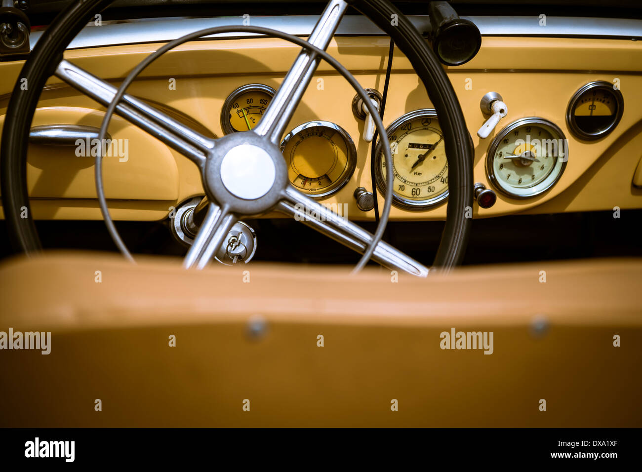 Dashboard im Inneren des alten Retro-Auto Stockfoto