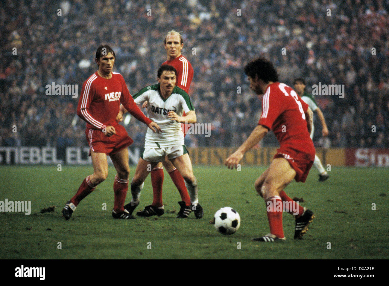 Fußball, Bundesliga, 1982/1983, Stadion bin Boekelberg, Borussia Moenchengladbach gegen FC Bayern München 0:0, Szene des Spiels, v.l.n.r.: Klaus Augenthaler (FCB), Wolfram Wuttke (MG), Dieter Hoeneß (FCB), Paul Breitner (FCB) in Ballbesitz Stockfoto