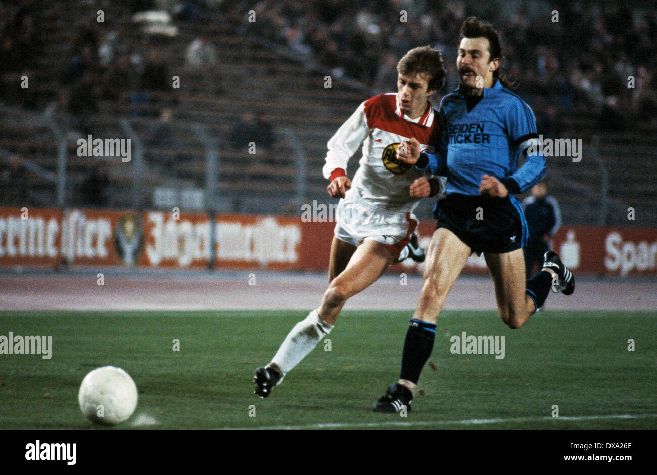 Fußball, Bundesliga, 1982/1983, Rheinstadion, Fortuna Düsseldorf gegen Arminia Bielefeld 2:0, Szene aus dem Spiel, Manfred Bockenfeld (Fortuna) links und Teamleiter Ewald Lienen (Arminia) Stockfoto