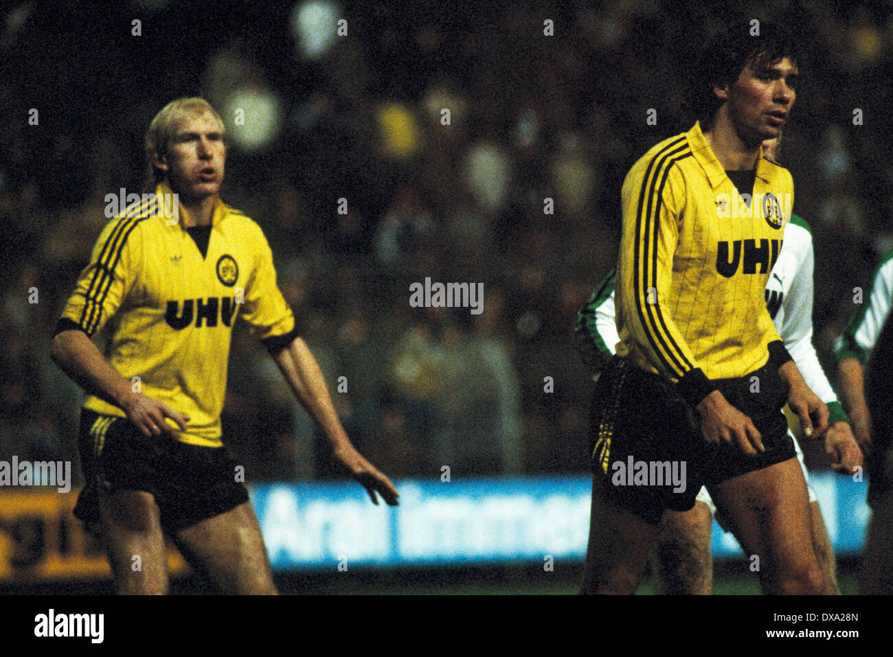 Fußball, Bundesliga, 1982/1983, Stadion bin Boekelberg, Borussia Moenchengladbach gegen Borussia Dortmund 2:3, Szene des Spiels, Rolf Ruessmann (BVB) links und Meinolf Koch (BVB) Stockfoto