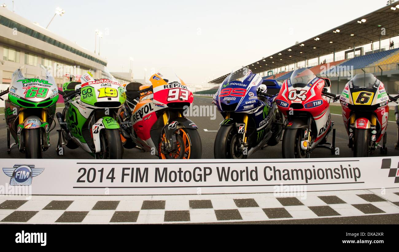 Losail Circuit, Katar. 20. März 2014. Die MotoGP-Maschinen der besten Fahrer in der Startaufstellung der Start vor dem Start der 2014 FIM MotoGP-Weltmeisterschaft am Losail International Circuit in Katar Credit: Tom Morgan/Alamy Live News Stockfoto