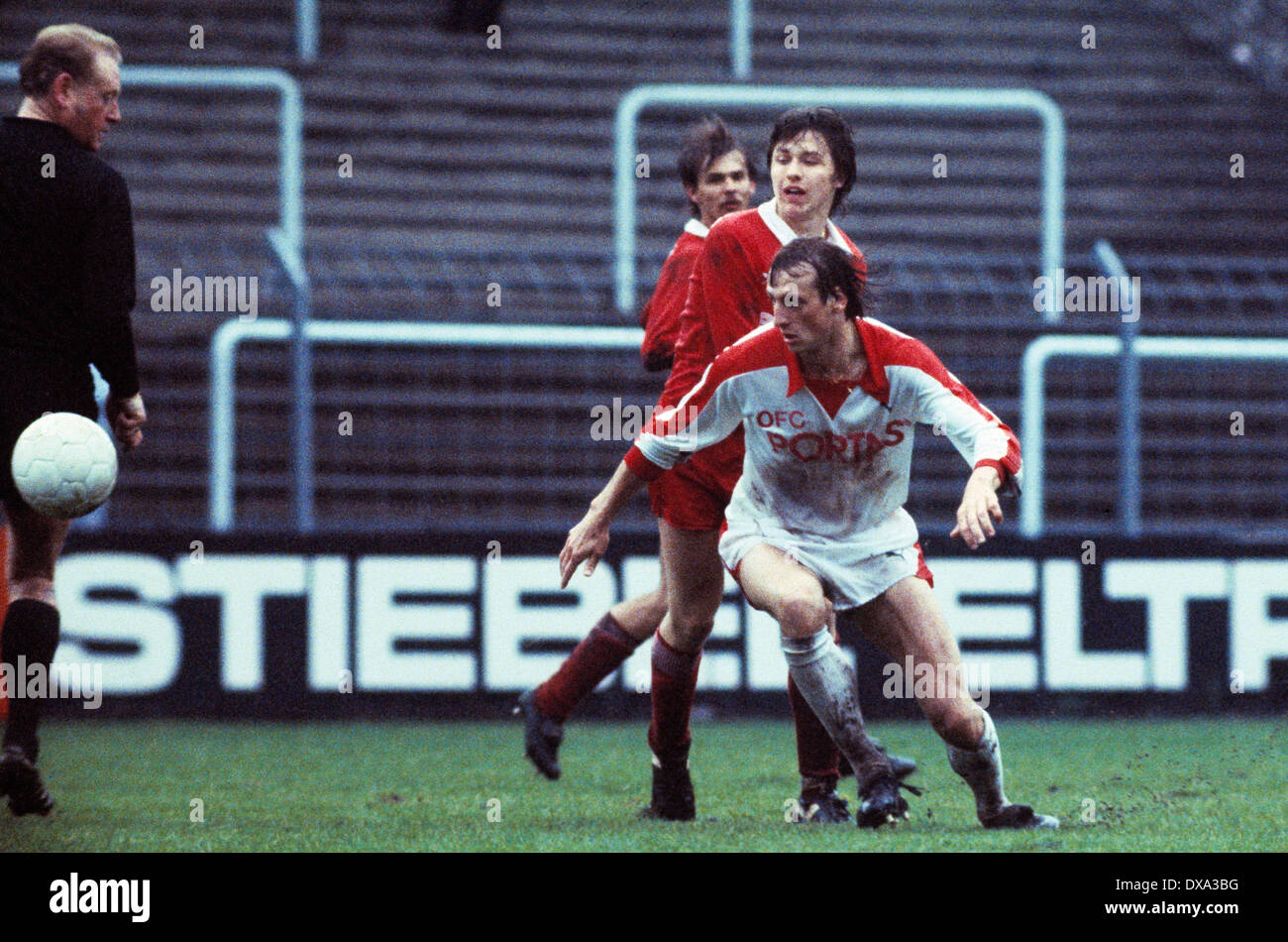 Fußball, 2. Bundesliga, 1982/1983, Georg Melches Stadium, Rot Weiss Essen vs. Kickers Offenbach 4:2, Szene des Spiels, voraus Guenter Franusch (Kicker), hinter Jürgen Wegmann (RWE) und Dirk Pusch (RWE), links Schiedsrichter Jan Redelfs Stockfoto