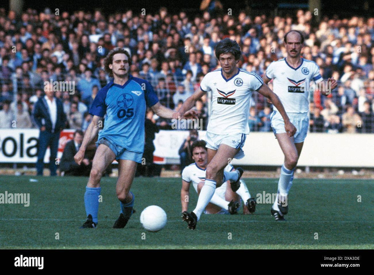 Fußball, 1. 2. Bundesliga. Bundesliga, 1982/1983 Relegation Spiel zur Bundesliga 1983/1984, Hinspiel, Grotenburg Stadion, FC Bayer 05 Uerdingen vs. FC Schalke 04 3:1, Szene des Spiels, v.l.n.r.: Horst Feilzer (Bayer), Wolfram Wuttke (S04) auf Grund gelaufen, W Stockfoto