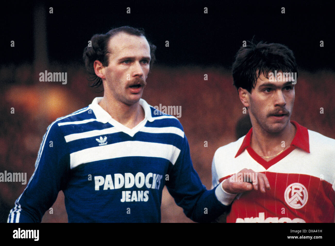 Fußball, 2. Bundesliga, 1983/1984, Georg Melches Stadium, Rot Weiss Essen vs. FC Schalke 04 1:1, Szene des Spiels, Hubert Clute-Simon (S04) links und einem gegnerischen Spieler Essen Stockfoto