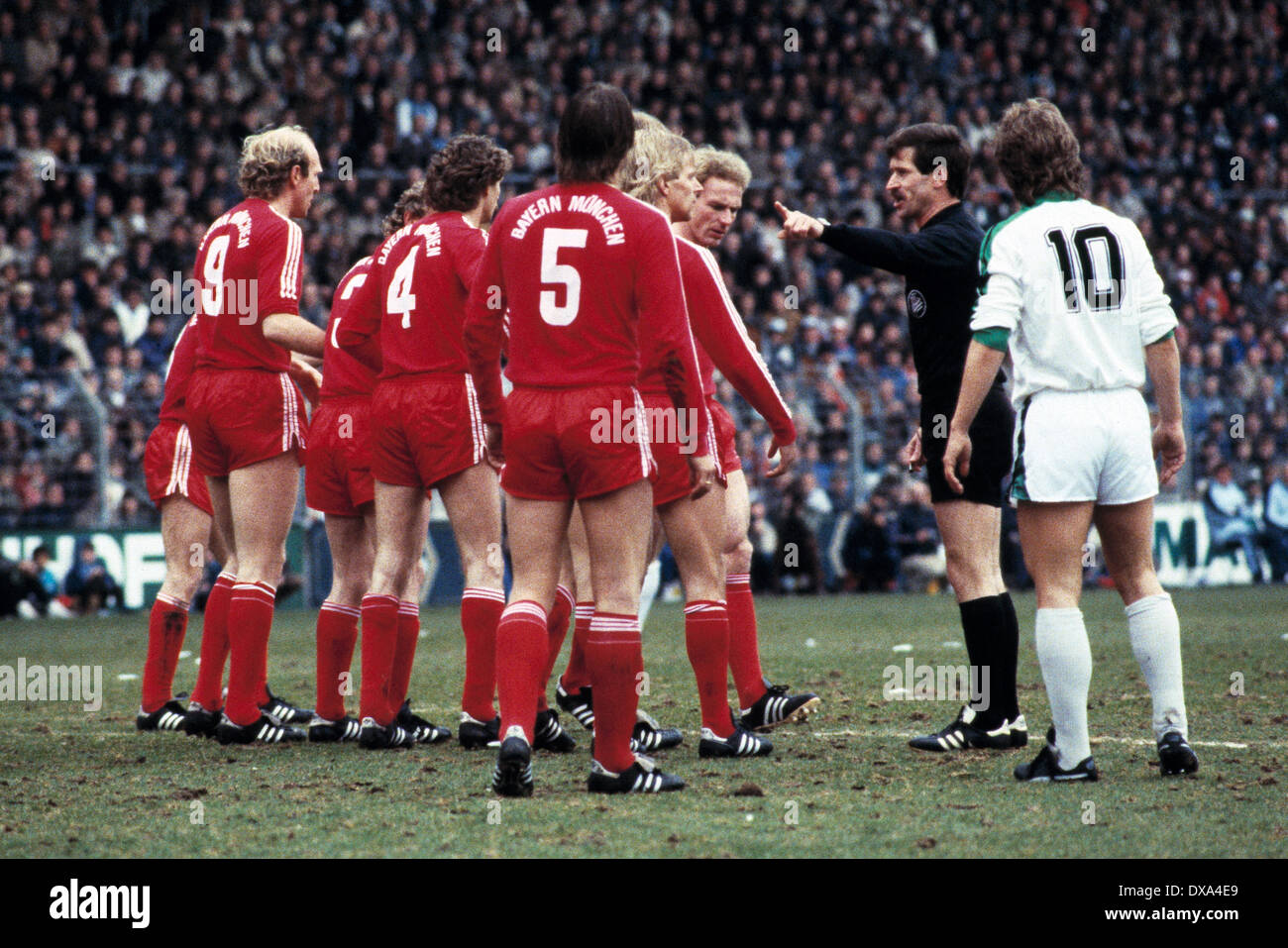 Fußball, Bundesliga, 1983/1984, Stadion bin Boekelberg, Borussia Moenchengladbach gegen FC Bayern München 3:0, Szene des Spiels, v.l.n.r.: Dieter Hoeneß (FCB) Nr. 9, Bertram Beierlorzer (FCB) Nr. 4, Klaus Augenthaler (FCB) Nr. 5, Norbert Nachtweih (FCB), t Stockfoto