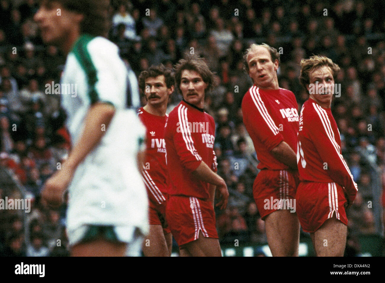 Fußball, Bundesliga, 1983/1984, Stadion bin Boekelberg, Borussia Moenchengladbach gegen FC Bayern München 3:0, Szene des Spiels, Spieler wall, FC Bayern, v.l.n.r.: Bertram Beierlorzer, Wolfgang Grobe, Dieter Hoeneß, Michael Rummenigge Stockfoto