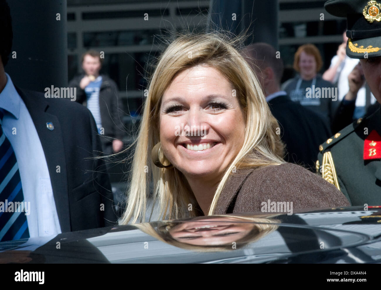 Königin Maxima von den Niederlanden verstärkt in ein Auto Stockfoto