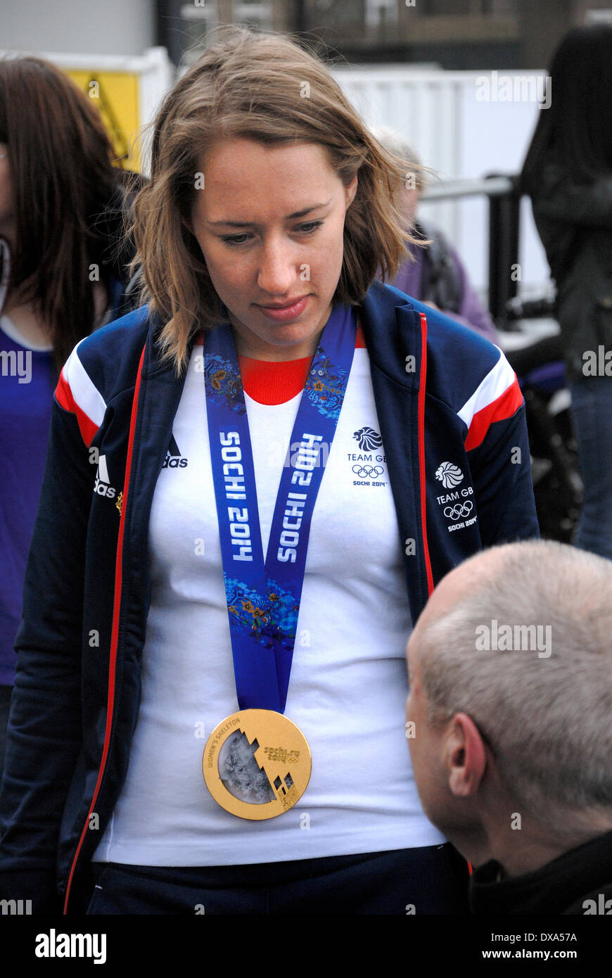 Lizzy Yarnold Siegesparade in Sevenoaks, Kent. 21.03.2014. Winter-olympischen Goldmedaillengewinner Lizzy Yarnold aus Sevenoaks in ihr Heimatdorf Kingsdown in Kent in einem offenen Bus gefahren. Stop-off in Bligh's Wiese zur Schule Kinder treffen Stockfoto