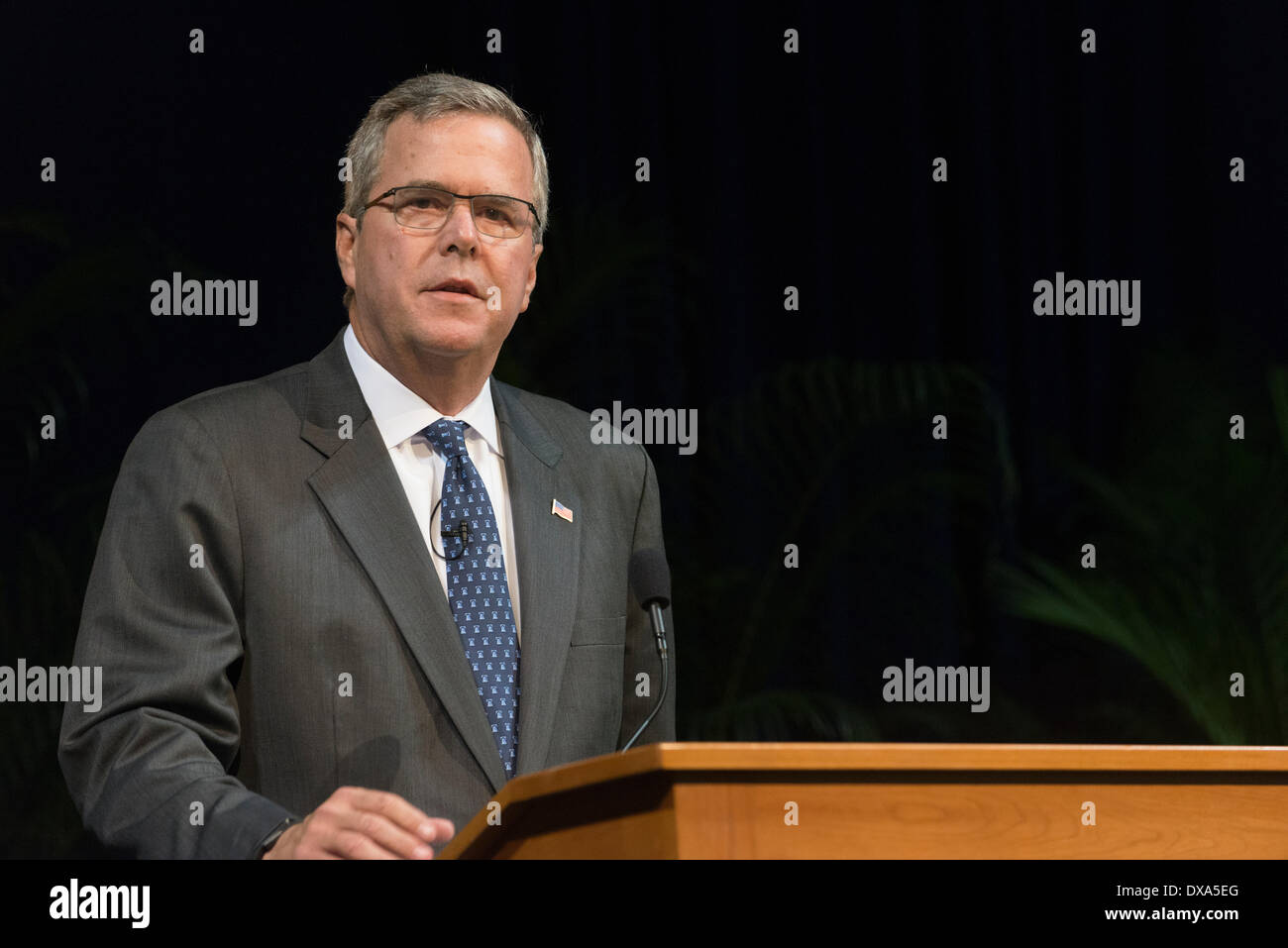 Winter Park, Florida, USA. 20. März 2014. Gouverneur Jeb Bush spricht konservative Fraktion in Zentral-Florida. Bush erklärt Amerika Herausforderungen. Gouverneur von Florida 1999-2007, ist Bush Lauf für USA Präsidentschaftswahl 2016 nachdenklich. Bruder von George W. & Sohn von George H.W. Bush (US Presidents) Jeb Bush ist politische blaues Blut. Er ist Mitautor Buch über Einwanderung, seine Frau ist mexikanisch stammende Einwanderer. Zuwanderungsgesetz ist Hot Button Problem für 2016 Wahlen. Mr. Bush eignet sich wahrscheinlich für die Republikaner im Hinblick auf New-Jersey Regler Bild von Brücke-Skandal überschattet. Bildnachweis: Mary Kent/Alamy Live neu Stockfoto