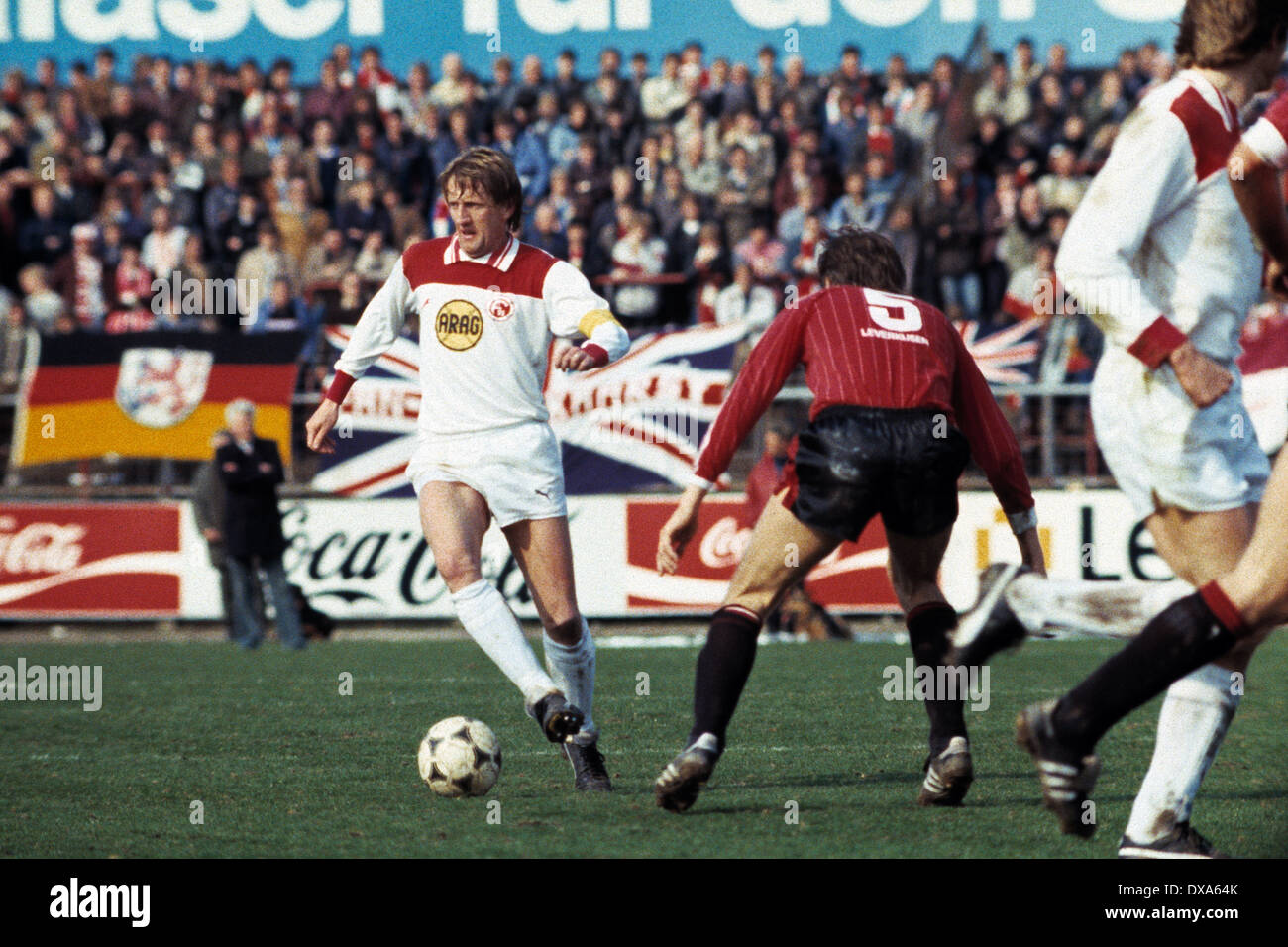 Fußball, Bundesliga, 1983/1984, Ulrich Haberland Stadion, Bayer 04 Leverkusen vs. Fortuna Düsseldorf 2:0, Szene des Spiels, Teamleiter Gerd Zewe (Fortuna) in Ballbesitz Stockfoto