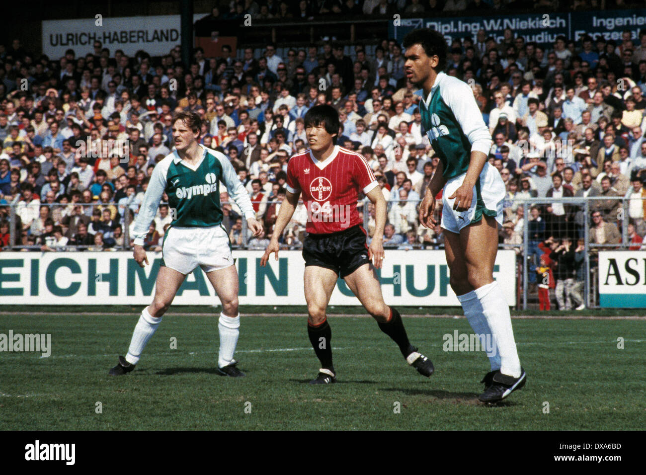 Fußball, Bundesliga, 1983/1984, Ulrich Haberland Stadion, Bayer 04 Leverkusen gegen SV Werder Bremen 0:0, Szene des Spiels, v.l.n.r. Thomas Schaaf (Werder), Bum-Kun Cha (Bayer), Rigobert Gruber (Werder) Stockfoto