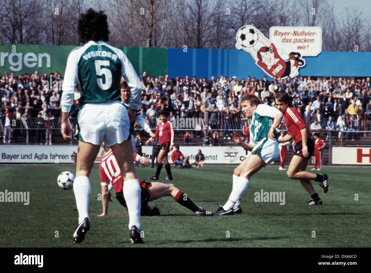 Fußball, Bundesliga, 1983/1984, Ulrich Haberland Stadion, Bayer 04 Leverkusen gegen SV Werder Bremen 0:0, Szene des Spiels, Norbert Meier (Werder) 2.f.r. kämpfen, rechts Helmut Winklhofer (Bayer) Stockfoto