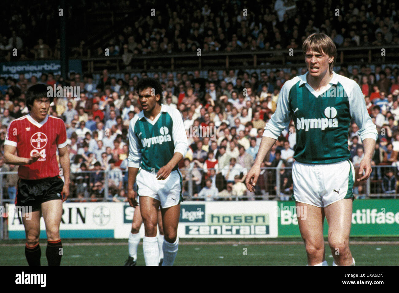 Fußball, Bundesliga, 1983/1984, Ulrich Haberland Stadion, Bayer 04 Leverkusen gegen SV Werder Bremen 0:0, Szene des Spiels, v.l.n.r.: Bum-Kun Cha (Bayer), Rigobert Gruber (Werder), Wolfgang Sidka (Werder) Stockfoto