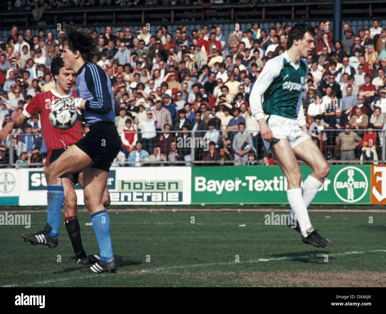 Fußball, Bundesliga, 1983/1984, Ulrich Haberland Stadion, Bayer 04 Leverkusen gegen SV Werder Bremen 0:0, Szene des Spiels, Speichern von Keeper Ruediger Vollborn (Bayer), links Rudolf Wojtowicz (Bayer), Frank Neubarth (Werder) rechts Stockfoto