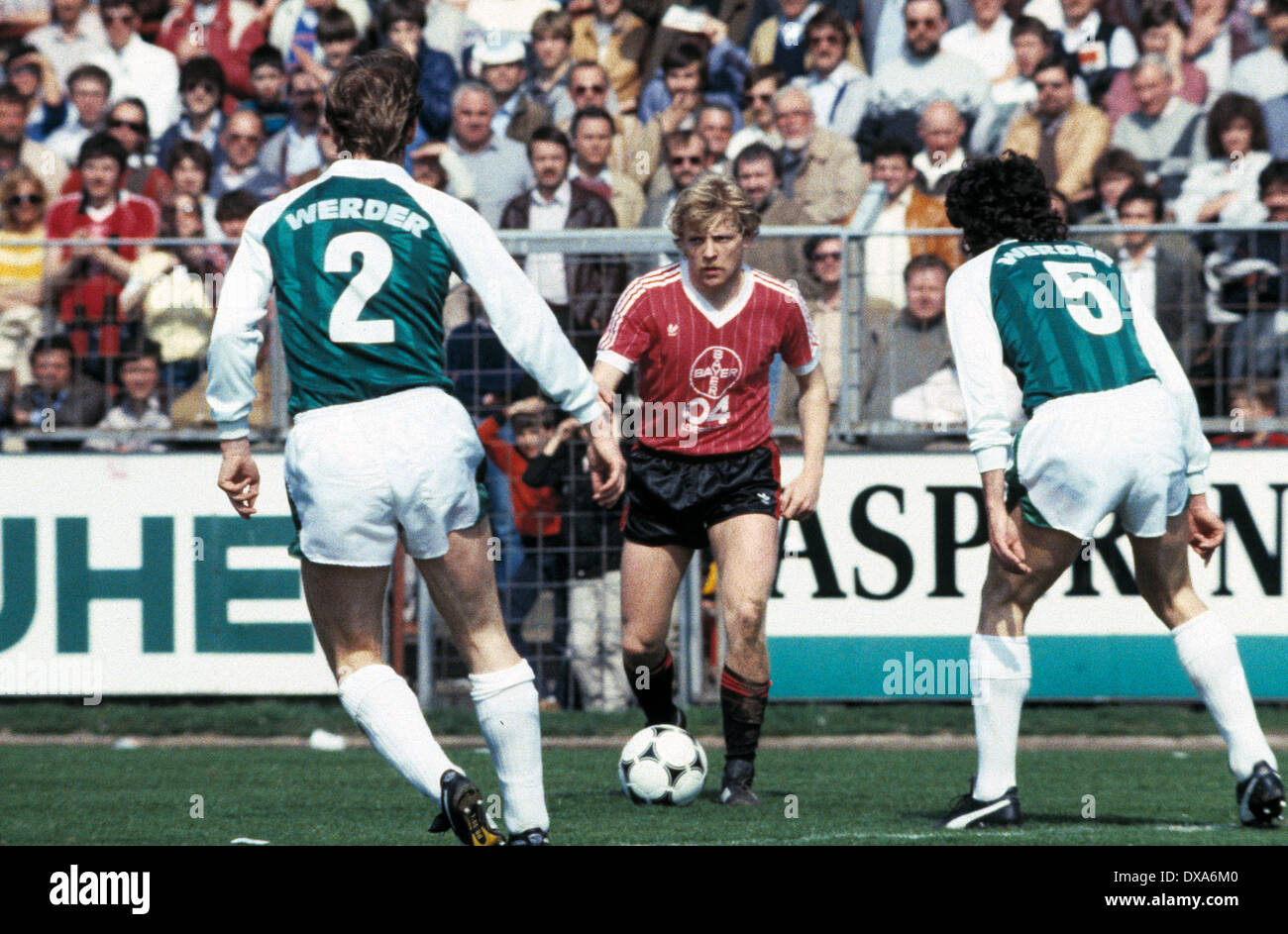 Fußball, Bundesliga, 1983/1984, Ulrich Haberland Stadion, Bayer 04 Leverkusen gegen SV Werder Bremen 0:0, Szene des Spiels, Wolfgang Voege (Bayer) und zwei gegnerische Spieler von Werder Stockfoto