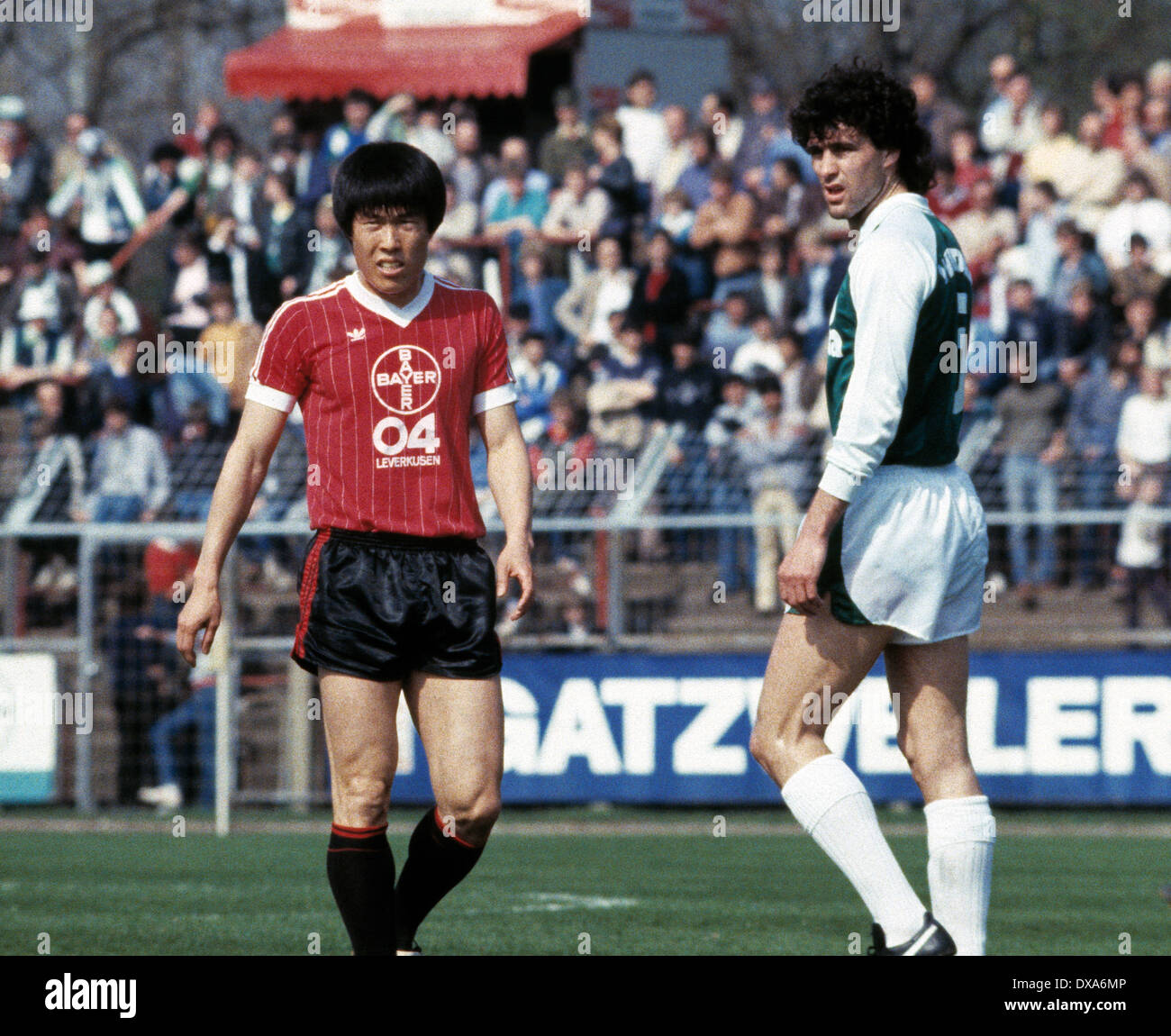 Fußball, Bundesliga, 1983/1984, Ulrich Haberland Stadion, Bayer 04 Leverkusen gegen SV Werder Bremen 0:0, Szene des Spiels, Bum-Kun Cha (Bayer) links und Bruno Pezzey (Werder) Stockfoto