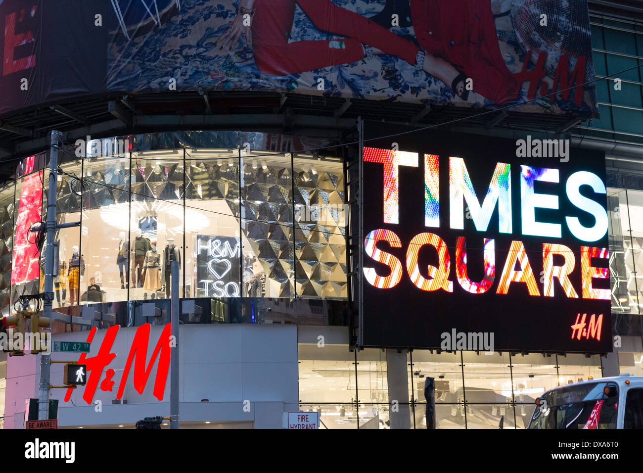 Plakatwände Leuchten Times Square bei Nacht, NYC Stockfoto