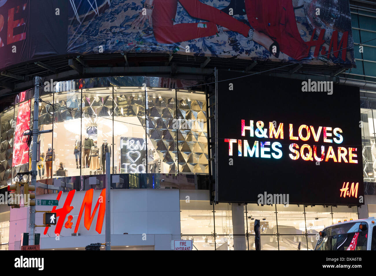 Plakatwände Leuchten Times Square bei Nacht, NYC Stockfoto