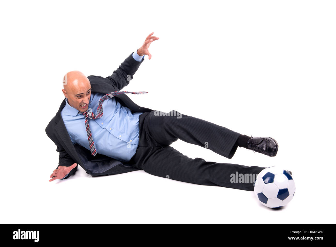 Geschäftsmann Fußballspielen isoliert in weiß Stockfoto