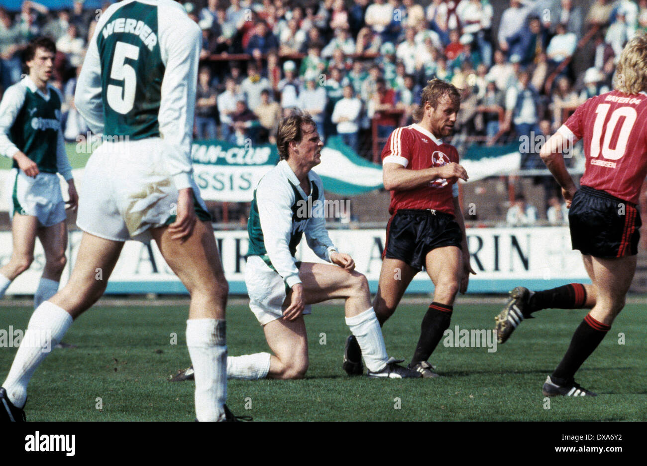 Fußball, Bundesliga, 1983/1984, Ulrich Haberland Stadion, Bayer 04 Leverkusen gegen SV Werder Bremen 0:0, Szene des Spiels, Thomas Schaaf (Werder) 3.f.l. und Teamleiter Juergen Roeber (Bayer) 2.f.r. Stockfoto